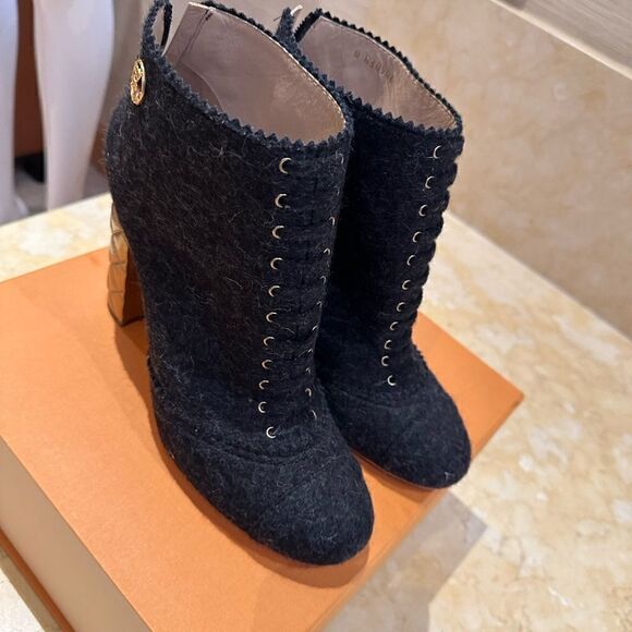 Chanel gray boots with gold embellished heel. Size 41 - Picture 17 of 17